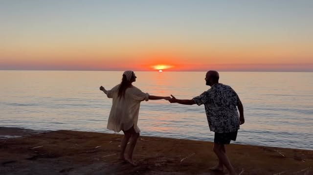 Swing (Sun)Set 🌅

Il Lindy Hop per noi è questo: energia, connessione, musica e quella voglia irresistibile di muovere i piedi quando parte QUELLA canzone. 🧡

Let’s swing together!
…with love 🕺♥️